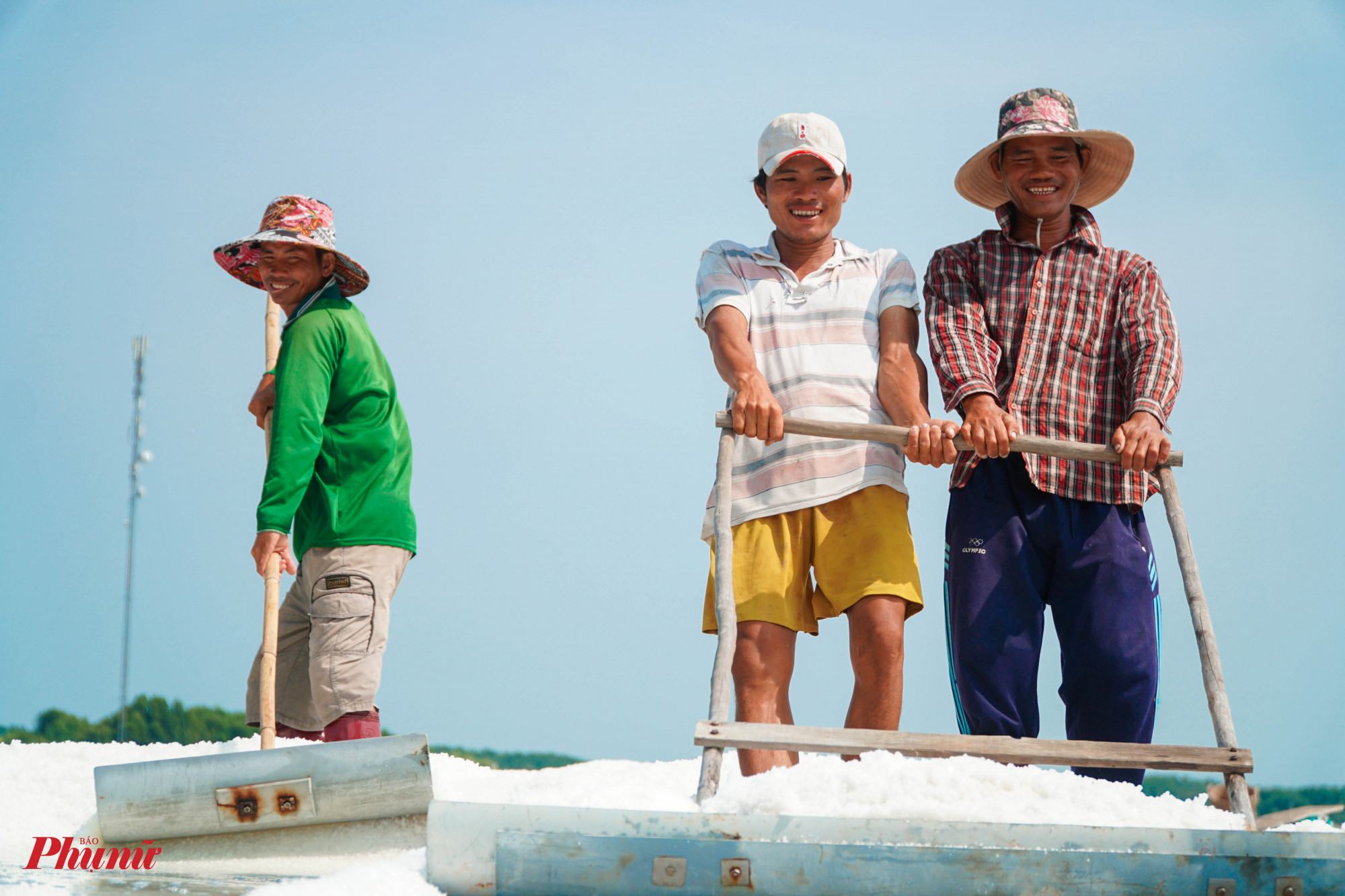 đến gần trưa, không khí ngoài ruộng muối náo nhiệt hơn hẳn, khi nhiều người dân đã bắt đầu ra đồng, bắt đầu ngày mới với ruộng muối của mình