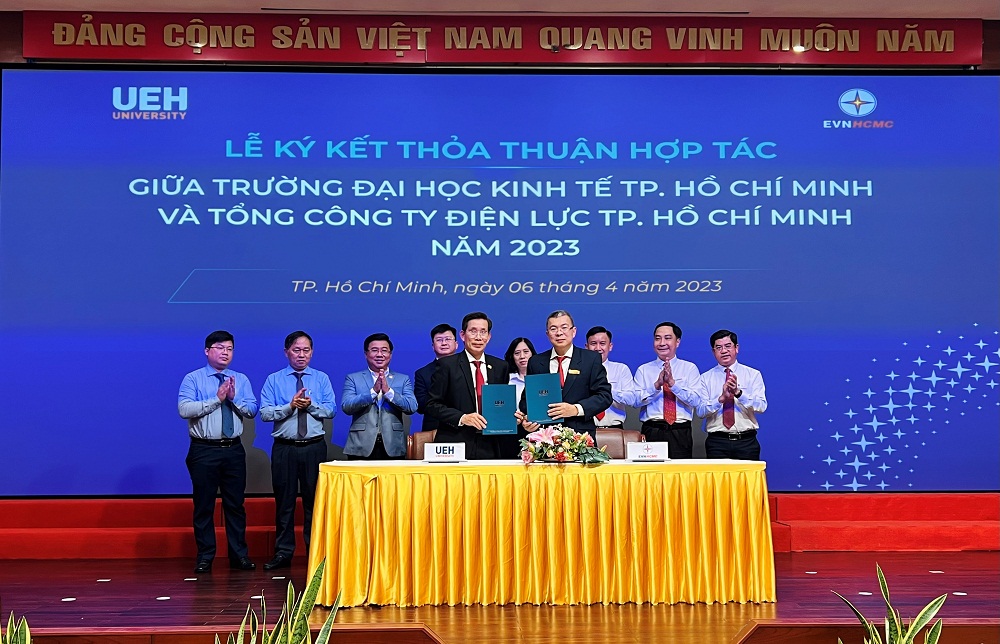 EVNHCMC và UEH tiến hành nghi thức ký kết và trao văn bản thỏa thuận hợp tác năm 2023 - Ảnh: Minh Phong