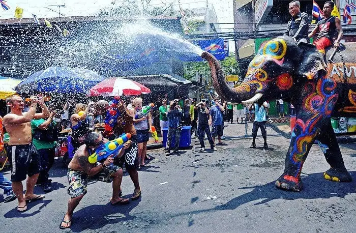 . Trong khoảng thời gian diễn ra lễ hội, đường phố Thái Lan lúc nào cũng tấp nập và sôi động.
