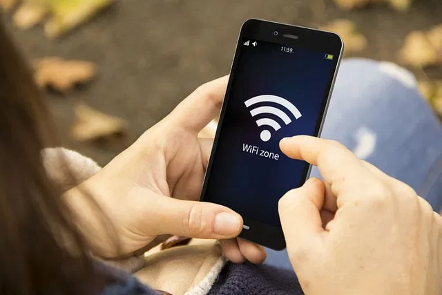 4. Không bao giờ kết nối với mạng WiFi không đáng tin cậy  4/10 _ _ Tín dụng: 123rf Một biện pháp an toàn dễ bị bỏ qua khác là đảm bảo bạn chỉ mua sắm hoặc giao dịch ngân hàng trực tuyến khi được kết nối với mạng Wi-Fi mà bạn biết và tin tưởng, chẳng hạn như mạng ở nhà bạn.  WiFi mở (tức là những WiFi không bị khóa bằng mật khẩu) để sử dụng công cộng là thủ phạm tồi tệ nhất, vì tin tặc có thể kết nối với mạng và lấy dữ liệu của bạn ra khỏi mạng theo đúng nghĩa đen. Việc kết nối với các trang web bảo mật (https://) qua WiFi mở về mặt lý thuyết là an toàn, nhưng vẫn có thể khiến bạn gặp phải các nỗ lực lừa đảo khi bọn tội phạm chuyển hướng bạn đến một trang web không có thật để đánh cắp dữ liệu của bạn. Nếu bạn thực sự cần sử dụng WiFi mở, hãy đảm bảo sử dụng VPN (mạng riêng ảo) để ẩn dữ liệu của bạn.  Còn mạng WiFi văn phòng thì sao? Một lần nữa về mặt lý thuyết, mạng WiFi văn phòng phải an toàn, nhưng nó thực sự phụ thuộc vào một số yếu tố. Thứ nhất, nếu bộ phận CNTT của công ty bạn không tham gia trò chơi của họ, họ có thể đang chạy phần mềm lỗi thời có thể bị khai thác.  Mặt khác, hãy nhớ rằng bất cứ điều gì xảy ra trên mạng văn phòng đều có thể được xem bởi những người có quyền truy cập phù hợp, chẳng hạn như gã thở phì phì đáng sợ mà không đồng nghiệp CNTT nào muốn ăn trưa cùng. Hãy nghĩ về điều đó vào lần tới khi bạn quyết định mua sắm vào giờ ăn trưa trên máy tính làm việc của mình.