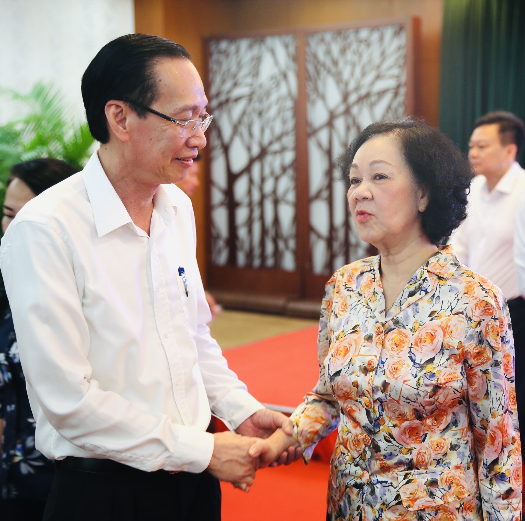 Thường trực Ban Bí thư Trương Thị Mai trao đổi với đại biểu tham dự hội nghị