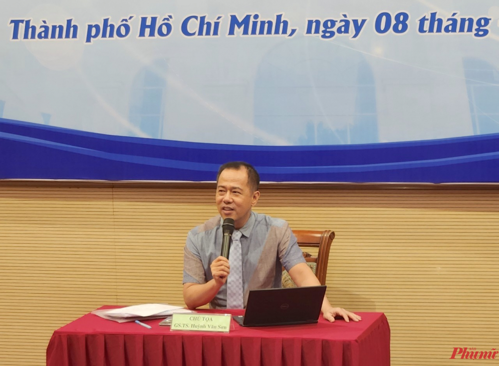 Giáo sư Huỳnh Văn Sơn trao đổi tại hội thảo