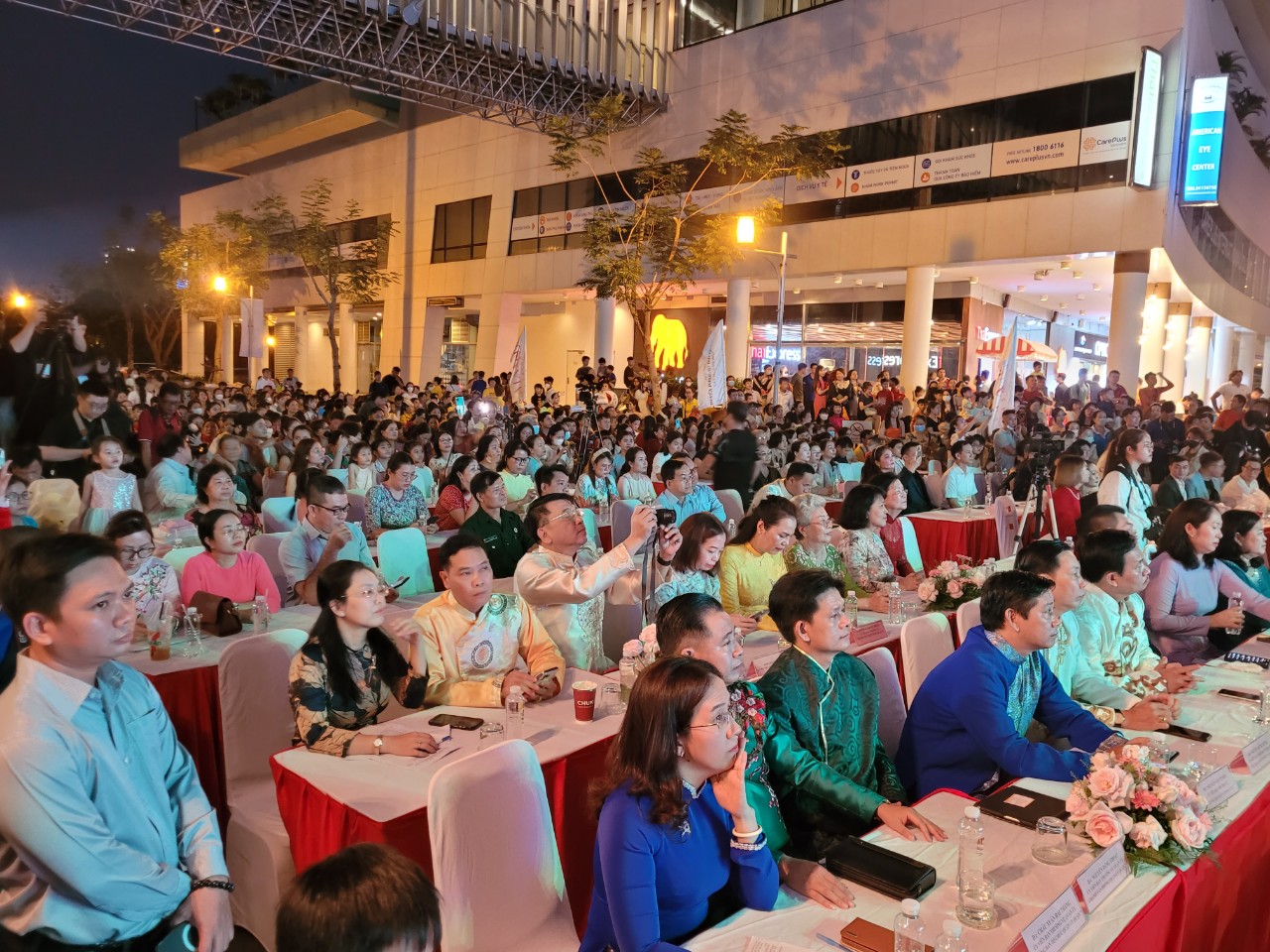 Hoạt động tổ chức tại sân khấu ngoài trời đã thu hút sự quan tâm, cổ vũ của hàng ngàn người dân quận 7