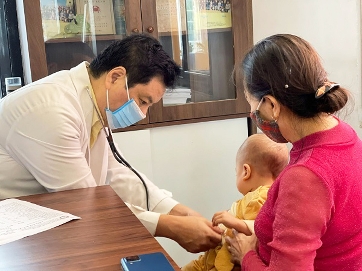 Bác sĩ Trương Hồng Sơn thăm khám dinh dưỡng cho trẻ