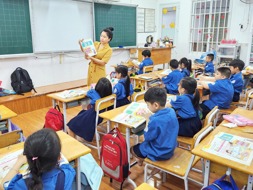 Học sinh Trường tiểu học Hòa Bình (quận 1, TPHCM) học bằng sách giáo khoa chương trình mới - ẢNH: P.T.