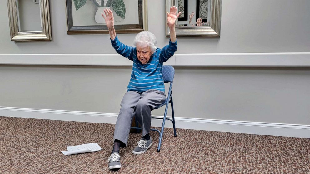 Jean Bailey, 102 tuổi, đã hướng dẫn các buổi tập thể dục tại Elk Ridge Village Senior Living ở Omaha, Nebraska trong nhiều năm.