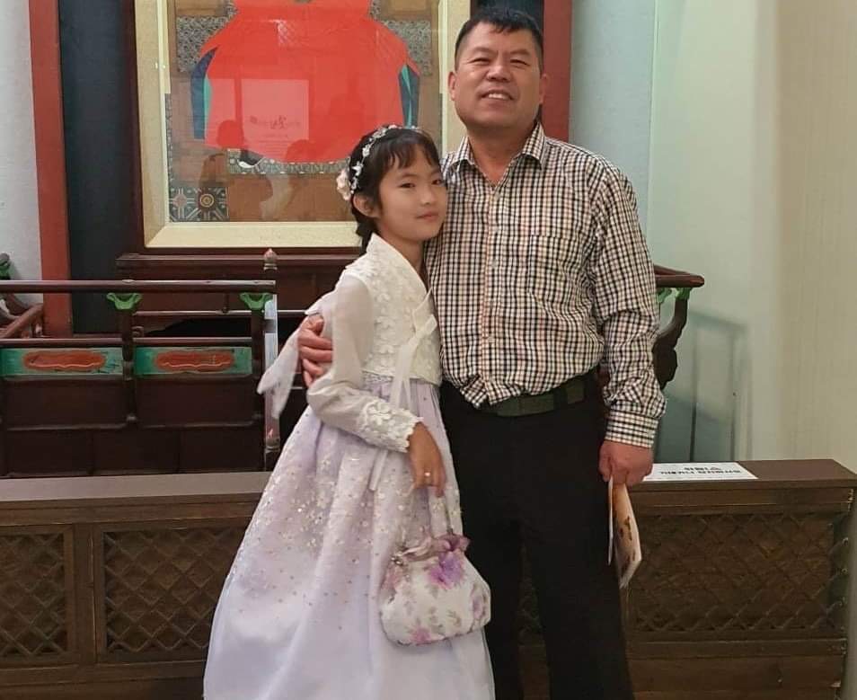 Chồng và con gái của Hồng Hoa