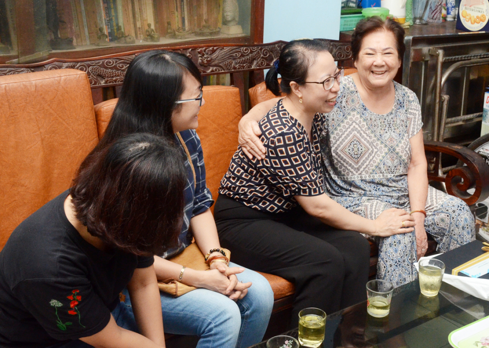 Cán bộ phóng viên Báo Phụ nữ TPHCM đến thăm và chúc mừng dì Năm Tuyết nhân kỷ niệm 45 năm ngày thành lập báo - ẢNH: PHÙNG HUY