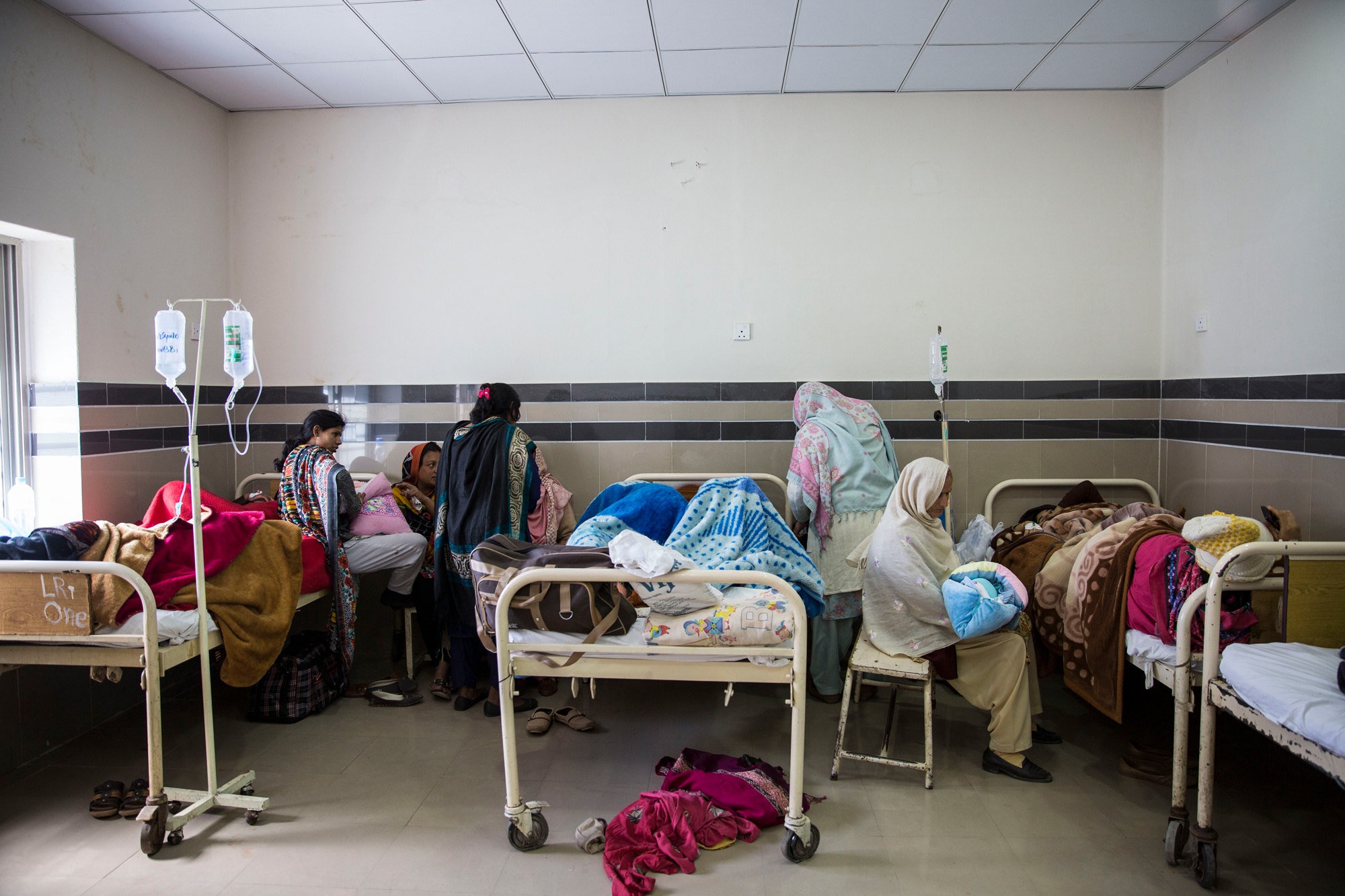 Các sản phụ trong phòng chăm sóc đặc biệt của một bệnh viện tại thành phố Rawalpindi, tỉnh Punjab, miền trung Pakistan. (Ảnh: Saiyna Bashir/Wellcome Trust)