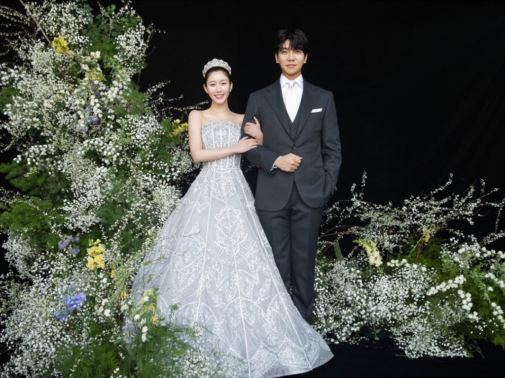 Lee Seung Gi và Lee Da In: Mới đây, diễn viên Kyeon Mi Ri, mẹ của Lee Da In, cho biết sẽ quyên góp toàn bộ số tiền mừng cưới của con gái cho trẻ em khuyết tật và dễ bị tổn thương. Bản thân Lee Da In và Lee Seung gi cũng rất ủng hộ quyết định của mẹ mình. Hành động trên được xem là một lời cảm ơn của gia đình và cặp đôi đối với những vị khách đã tham dự đám cưới.