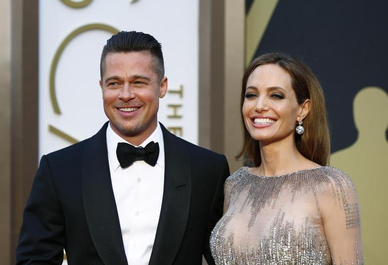 Brad Pitt và Angelina: Vốn nổi tiếng tích cực trongcác hoạt động từ thiện, vì vậy không quá ngạc nhiên khi cặp đôi quyền lực quyết định quyên góp số tiền mà họ kiếm được từ những bức ảnh cưới được công bố của họ, theo báo cáo là 5 triệu USD, cho quỹ của mình mang tên Quỹ Maddox Jolie Pitt. Quỹ hỗ trợ nhiều dự án nhân đạo trên khắp thế giới – chẳng hạn như các dự án nước sạch và vắc-xin cho trẻ em.