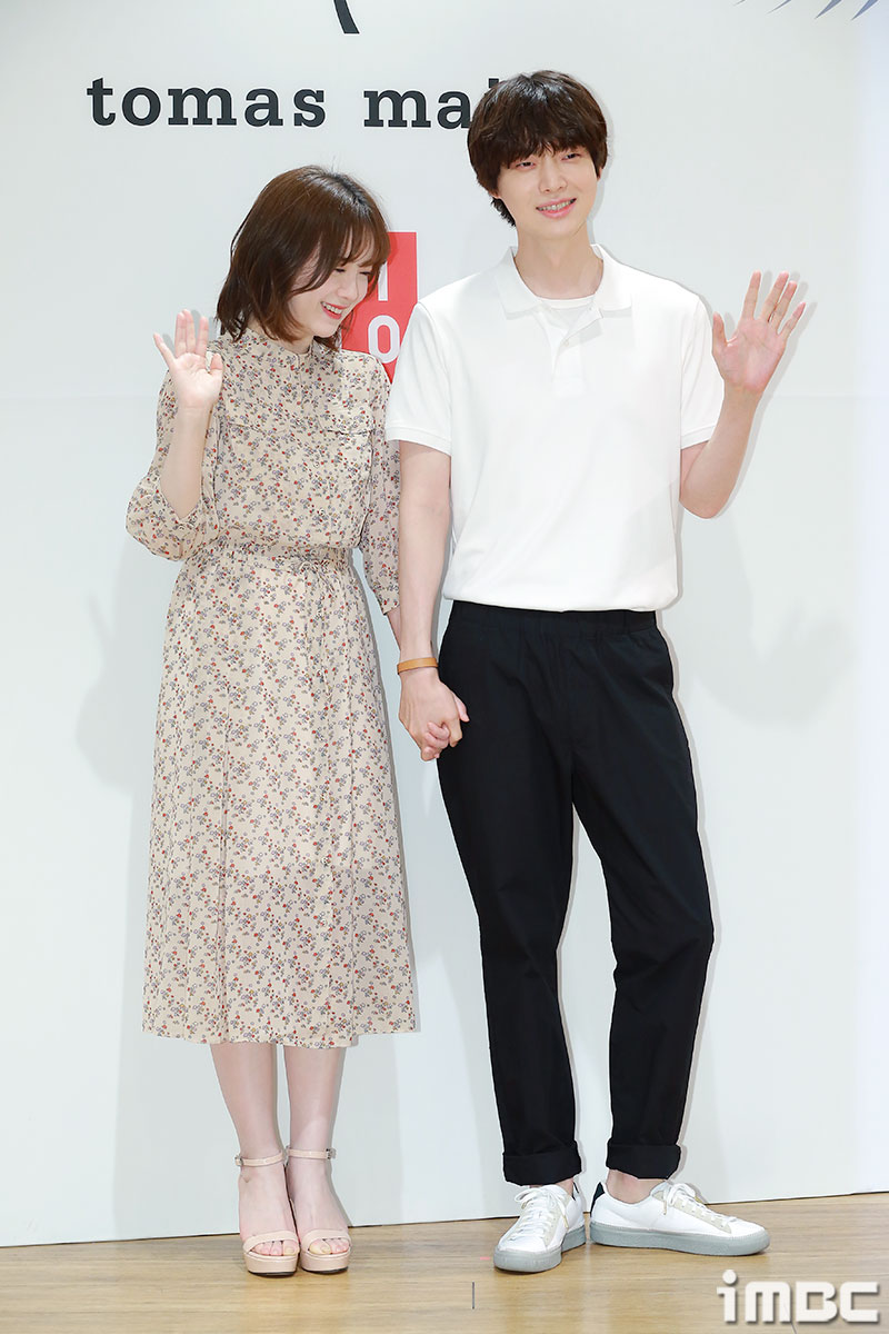 Goo Hye Sun và Ahn Jae Hyun: Hầu hết các cô dâu đều hy vọng có một đám cưới xa hoa để kỷ niệm khoảnh khắc thay đổi cuộc đời, đặc biệt nếu họ có đủ khả năng chi trả. Ngược lại, nữ diễn viên Hàn Quốc Goo Hye Sun quyết định chỉ tổ chức lễ cưới đơn giản với nam diễn viên Ahn Jae Hyun, quyên góp toàn bộ số tiền đám cưới cho các bệnh nhân tại khoa Nhi bệnh viện Severance ở Sinchon. Hiện tại, cả hai dù đã chia tay nhưng nghĩa cử cao đẹp của họ vẫn được khán giả ngưỡng mộ.