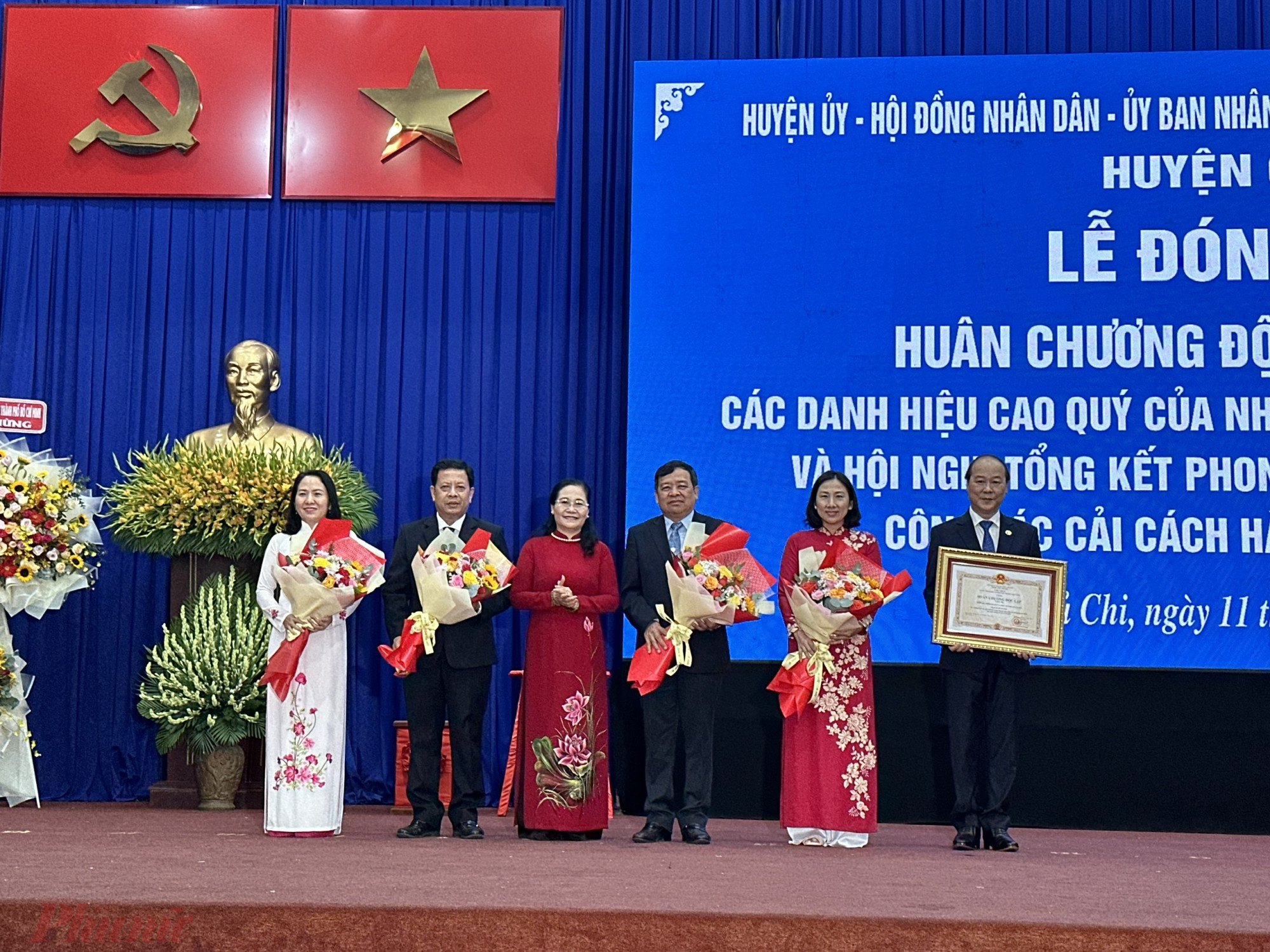 Bà Nguyễn Thị Lệ trao tặng Huân chương Độc lập hạng Ba ảng bộ, chính quyền và nhân dân huyện Củ Chi