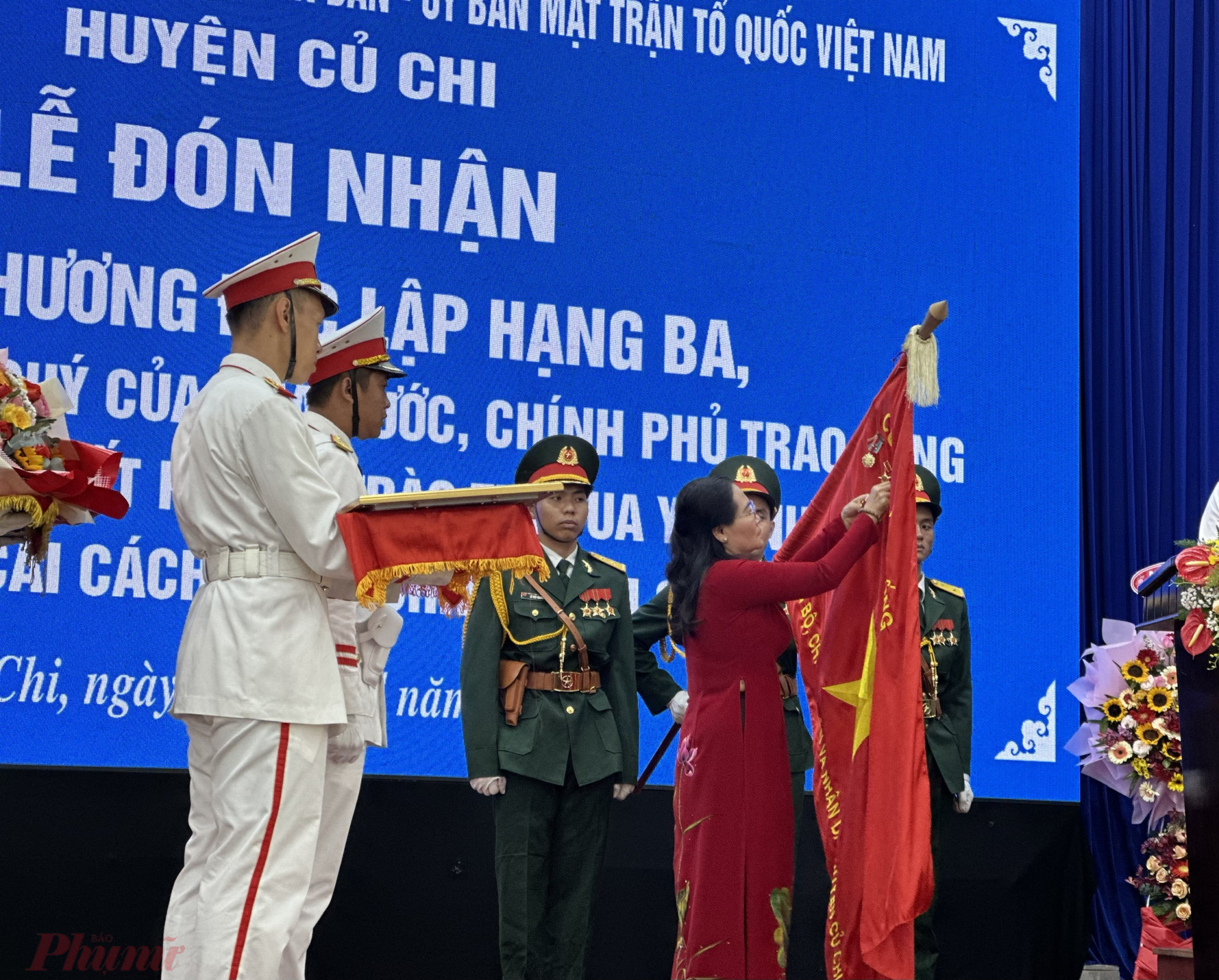 Bà Nguyễn Thị Lệ - Phó Bí thư Thành ủy, Chủ tịch HĐND TPHCM thực hiện nghi thức trao tặng Huân chương Độc lập hạng Ba cho Đảng bộ, chính quyền và nhân dân huyện Củ Chi