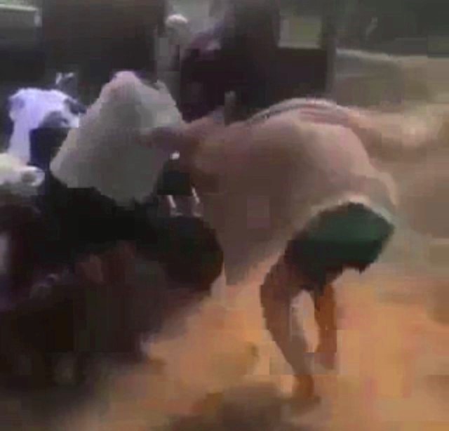 Hai nữ sinh đánh nhau tại huyện Vĩnh Linh (Quảng Trị). Ảnh cắt từ clip.