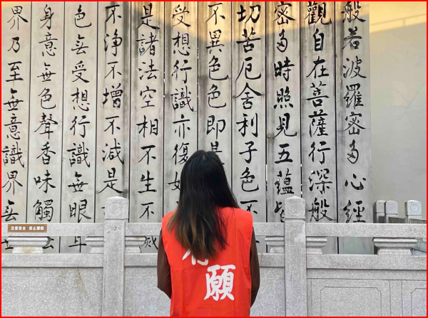 Yao Fenfen, 23 tuổi, đã dành vài ngày ở một ngôi chùa ở Thâm Quyến sau khi cô bị mất việc. Ảnh: Tài liệu phát tay