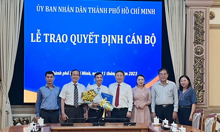 Lãnh đạo UBND TP.HCM, các Sở cùng lãnh đạo Tạp chí Doanh Nhân Sài Gòn chúc mừng ông Ngô Xuân Lộc. 