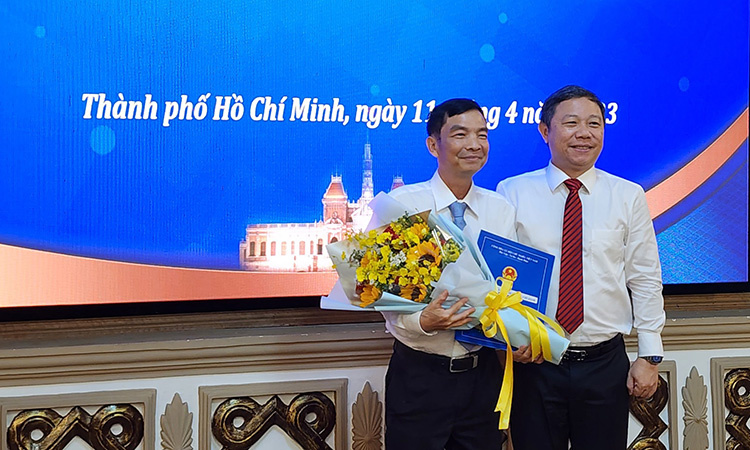 Dương Anh Đức trao quyết định và tặng hoa chúc mừng ông Ngô Xuân Lộc