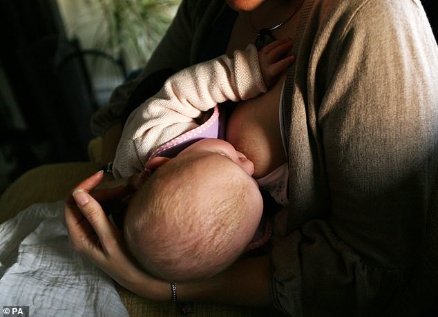 Những trẻ được cho bú sữa mẹ hoàn toàn hoặc được cho bú hỗn hợp giữa sữa công thức và sữa mẹ, trong 6 đến 8 tuần đầu đời có nguy cơ cần được hỗ trợ giáo dục đặc biệt thấp hơn khoảng 20% so với những trẻ chỉ được cho bú sữa công thức – Ảnh: Press Association