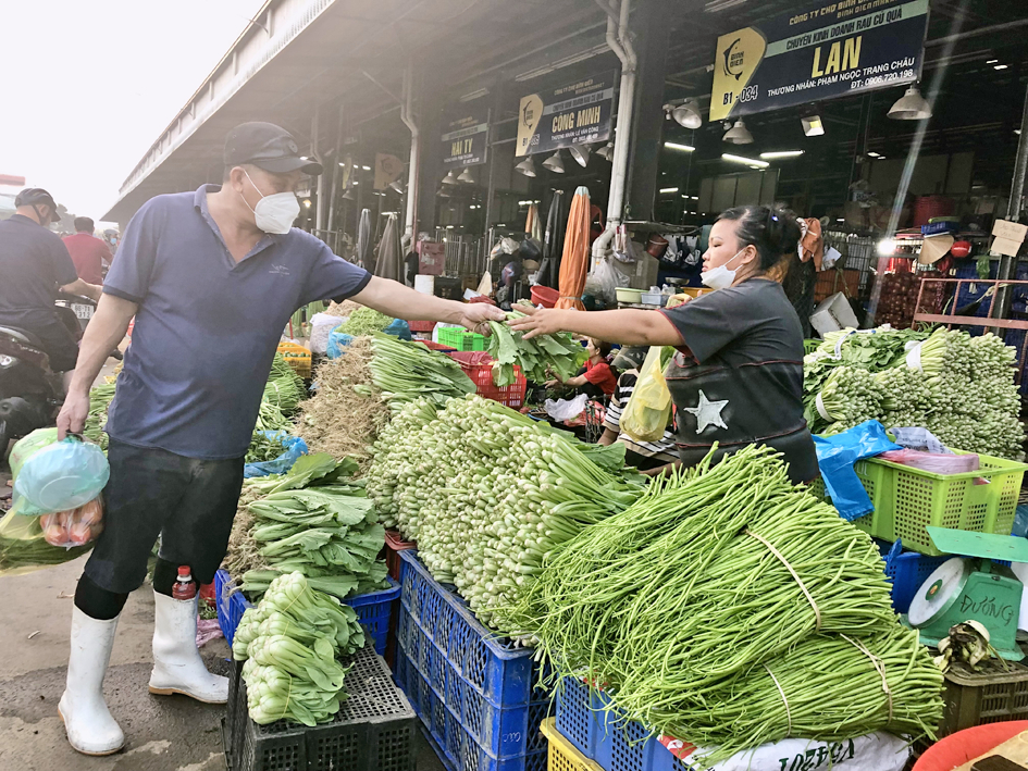 Giá rau, củ, quả tại nhà vườn, chợ đầu mối thấp hơn rất nhiều so với giá bán tại các chợ lẻ, cửa hàng, siêu thị (ảnh chụp ở chợ Bình Điền, quận 8, TPHCM) - ẢNH: T.HOA 