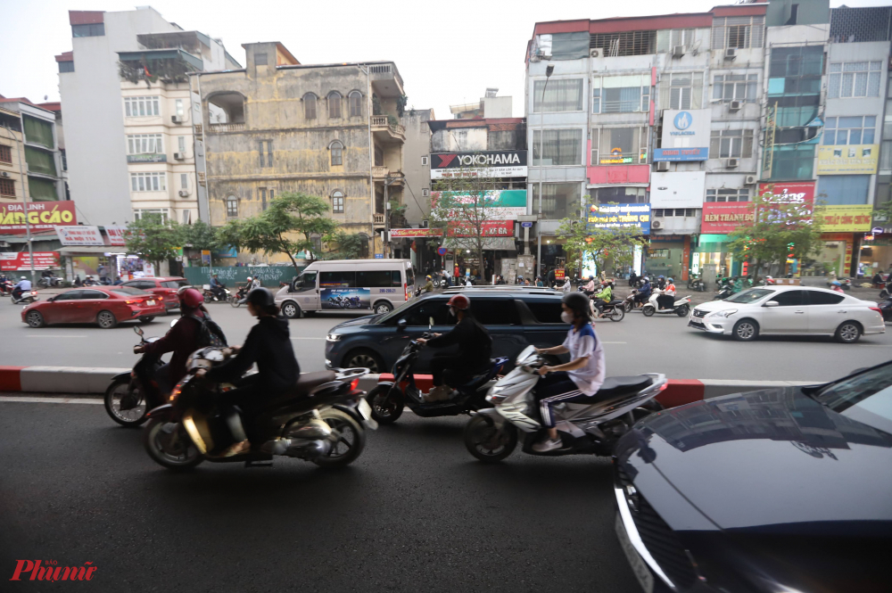 Trước đó, phương tiện lưu thông trên đường Nguyễn Xiển (Hà Nội) gặp khó khăn khi trên đoạn đường dài hơn 1 km có những lô cốt tôn chiếm 2/3 mặt đường. Vì vậy, tuyến đường huyết mạch này luôn trong cảnh ùn tắc vào giờ cao điểm. 