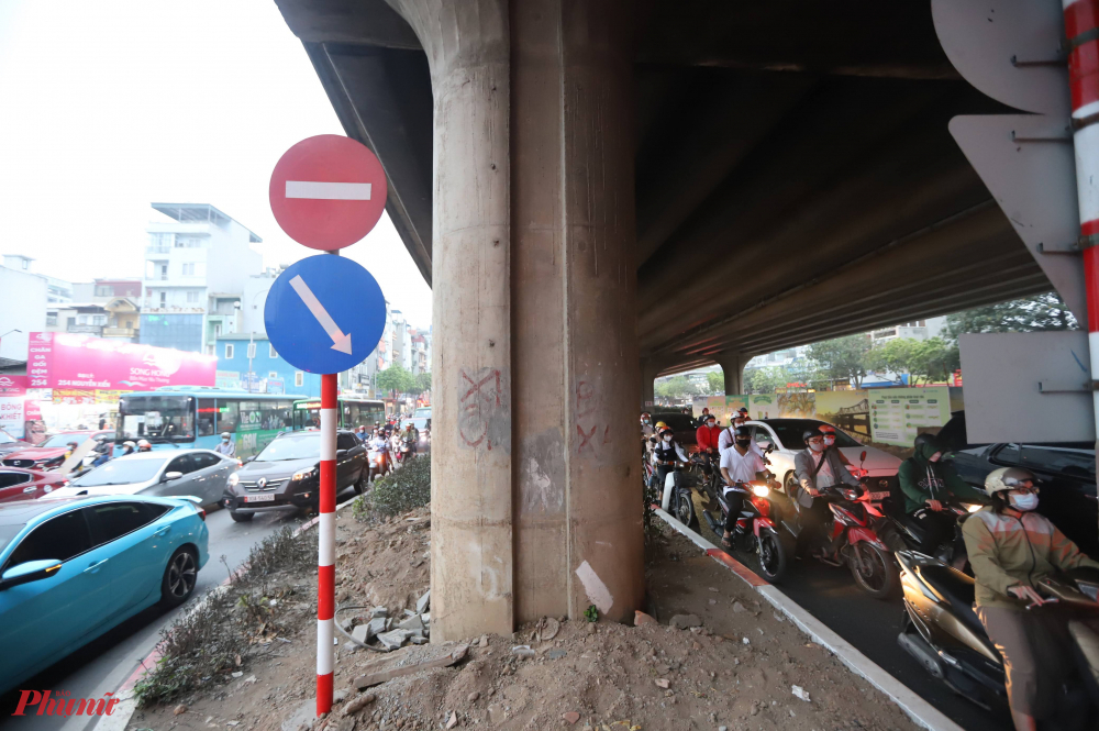 Ùn tắc diễn ra ở cả bên trong và bên ngoài làn đường mới mở rộng. Tuy nhiên, hiện tượng ùn tắc này chỉ kéo dài từ điểm lên đường vành đai 3 trên cao tới qua 2 lô cốt chắn giữa đường Nguyễn Xiển.