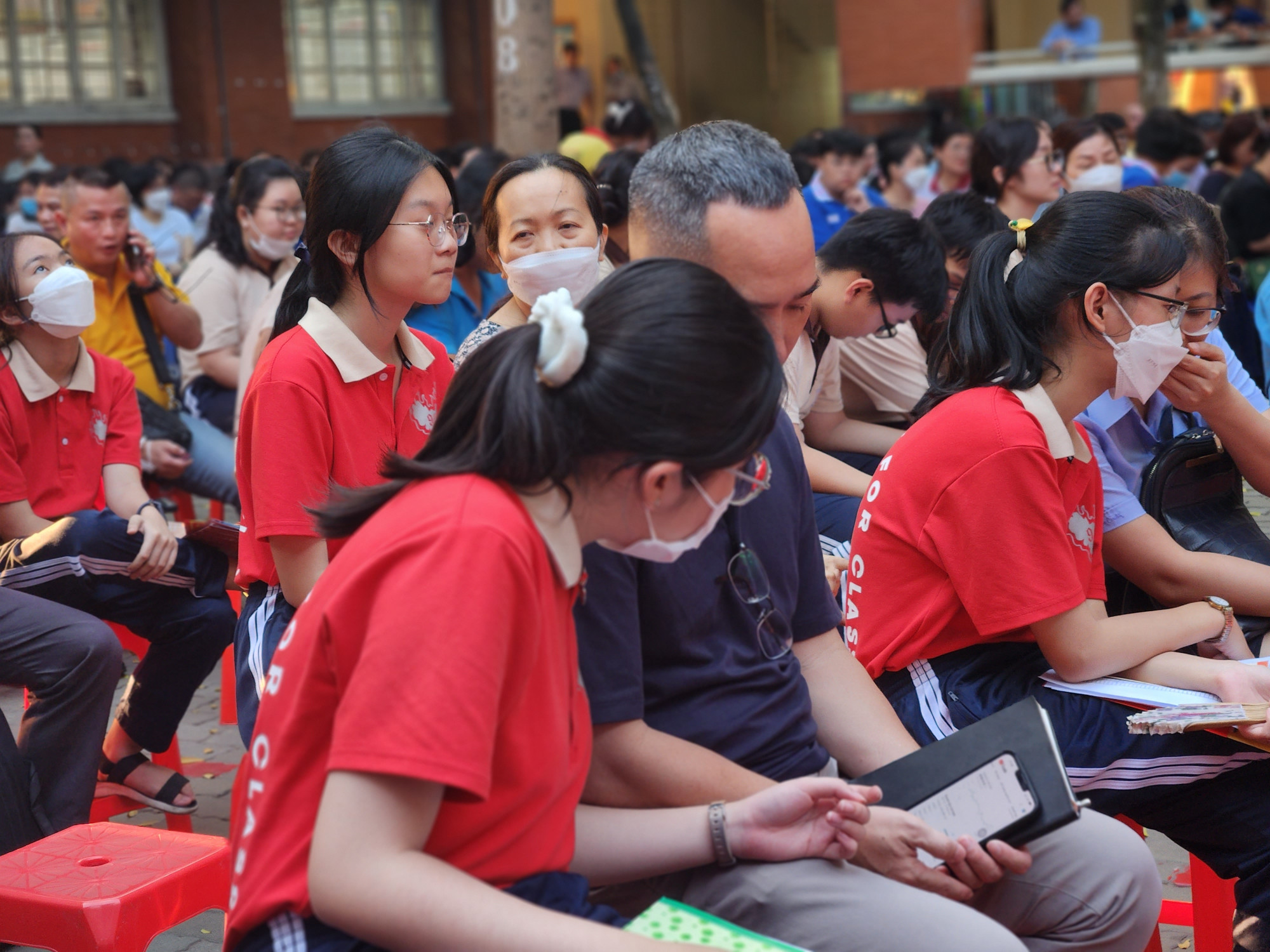 Phụ huynh học sinh khối 9 Trường THCS Lê Văn Tám tải app TS10 HCM về điện thoại