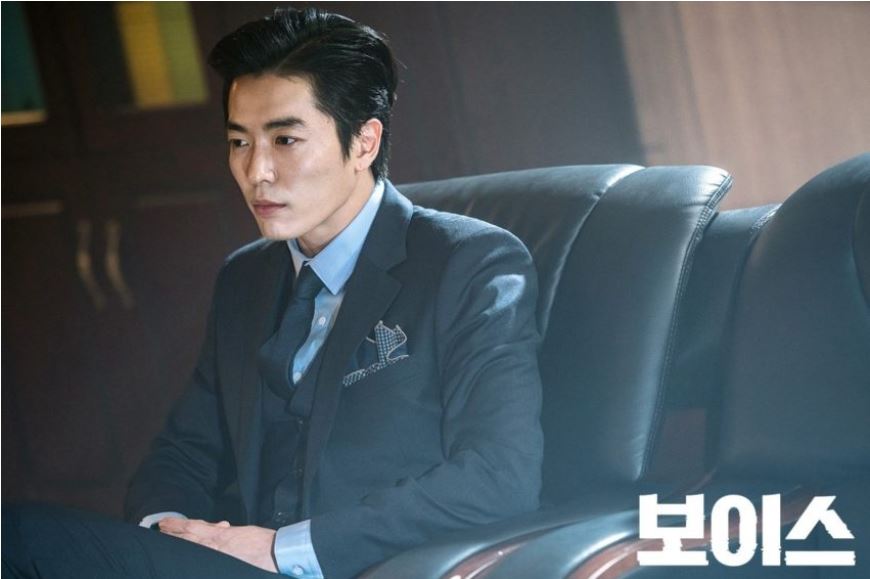 Kim Jae Wook: Vai diễn sát nhân điên cuồng giết người trong Voice đã giúp Kim Jae Wook vụt sáng sau khoảng thời gian dài vật lộn. Trái ngược với hành động dứt khoát và ánh mắt sắc lạnh trên màn ảnh, nam diễn viên là một quý ông đúng chuẩn, lịch thiệp và luôn ân cần với những người xung quanh.