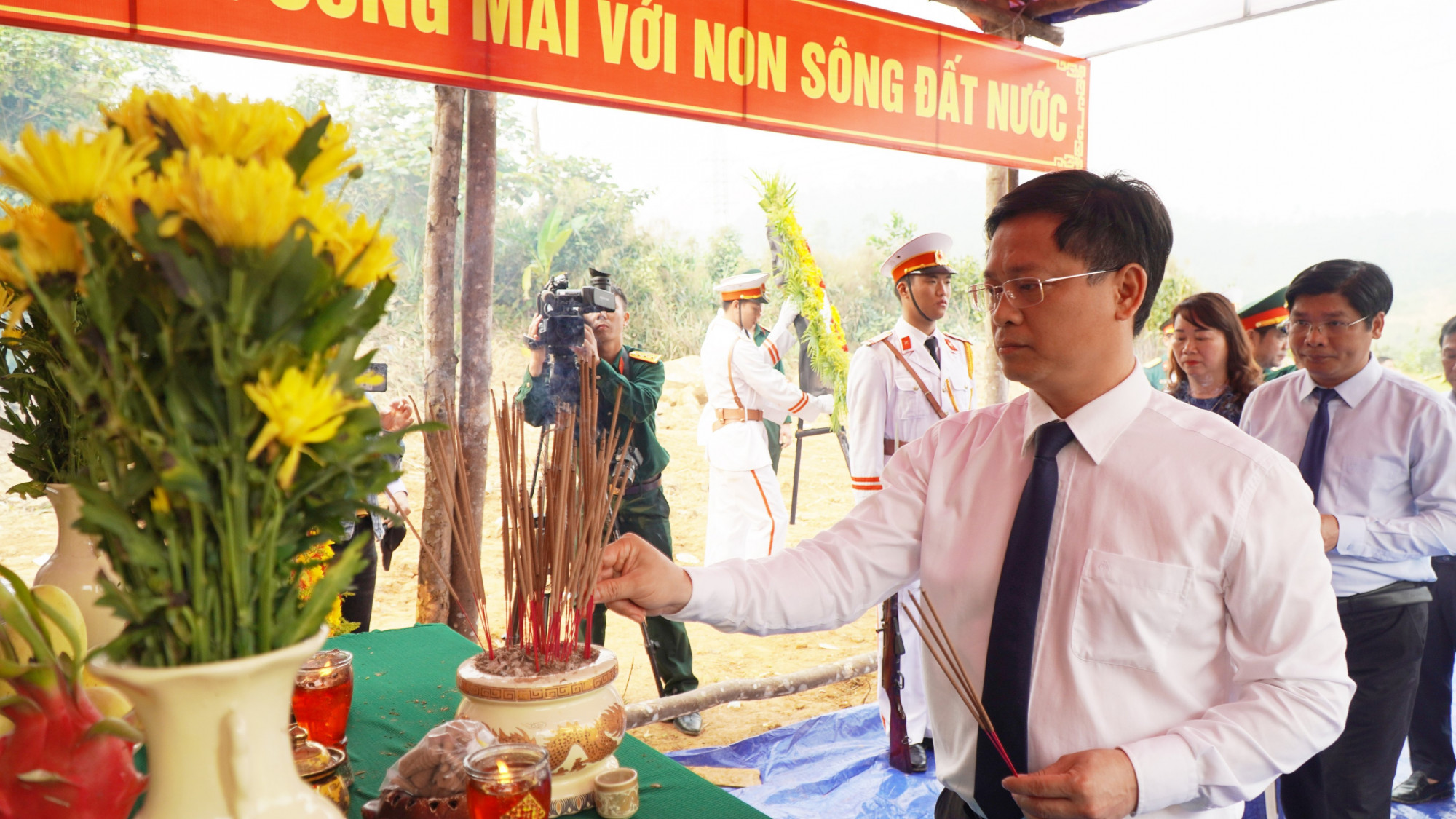 Ông Nguyễn Thanh Bình - Phó Chủ tịch Thường trực UBND tỉnh  Thừa Thiên Huế thắp hương tưởng nhớ các liệt sĩ