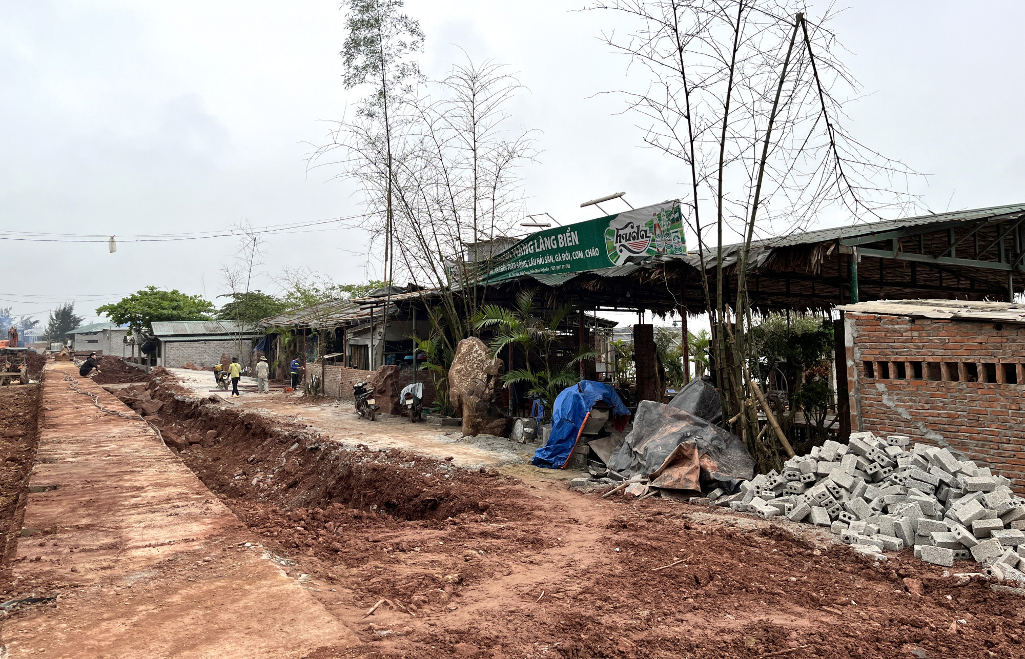 Một đường mương được đào ở giáp ranh giữ đường ven biển và các ki ốt nhằm ngăn không cho xe ra vào - Ảnh: Phan Ngọc