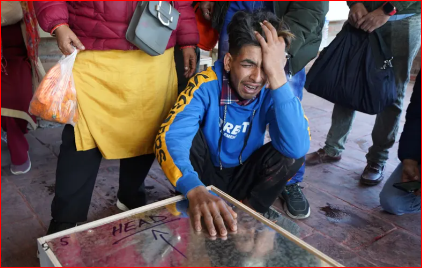 Dipak Subedi bên quan tài của cha mình ở Kathmandu. Cha của Dipak, Dom Prasad Subedi, đã tự sát ở UAE. Ảnh: Pete Pattisson