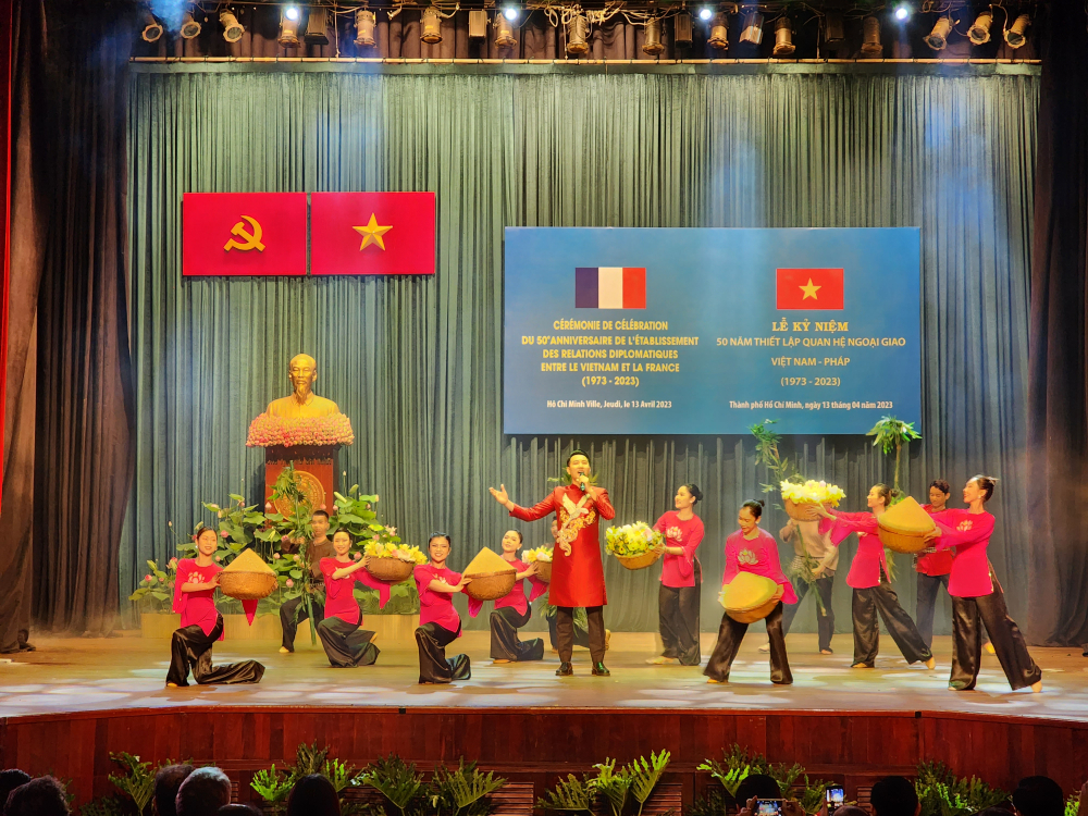 Một tiết mục trong chương trình văn nghệ chào mừng lễ kỷ niệm 50 năm quan hệ ngoại giao Việt Nam - Pháp