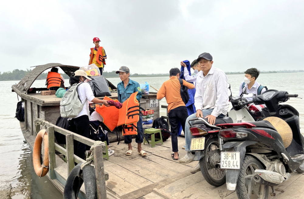 Người dân đảo Hồng Lam vất vả đi đò ra ngoài mỗi ngày