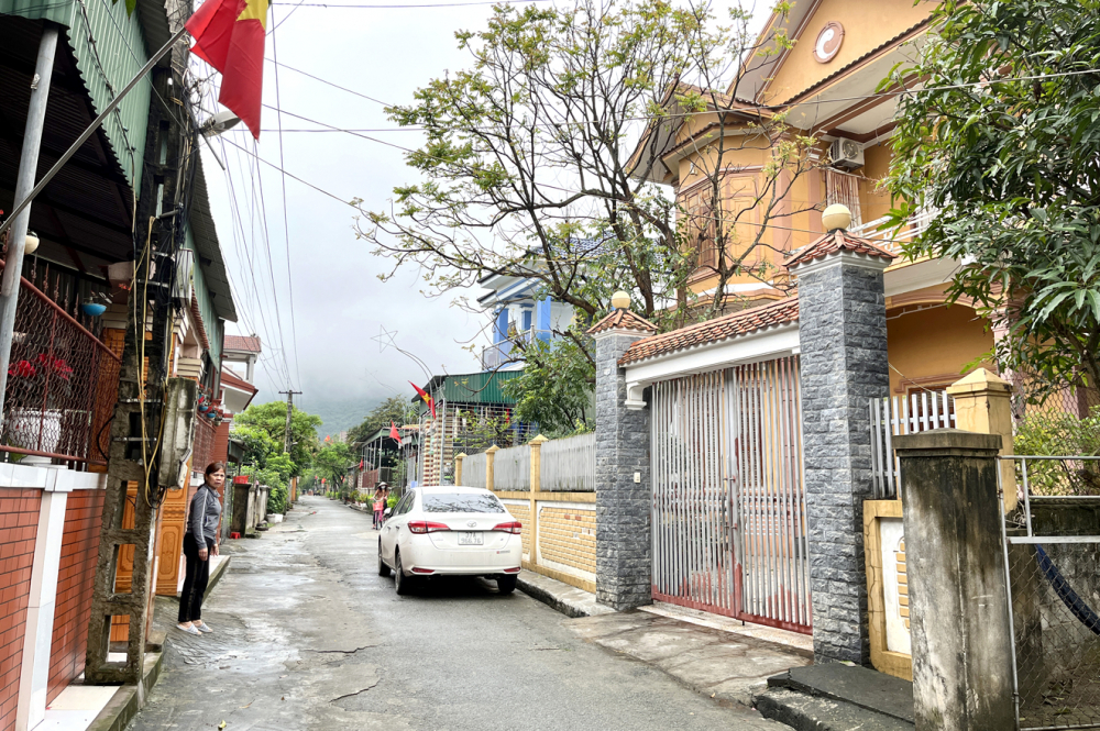 “Làng xuất ngoại” ở xã Cương Gián, huyện Nghi Xuân, tỉnh Hà Tĩnh chỉ còn lại hầu hết là người già và trẻ em, bởi người trong độ tuổi lao động đã ra nước ngoài - ẢNH: PHAN NGỌC