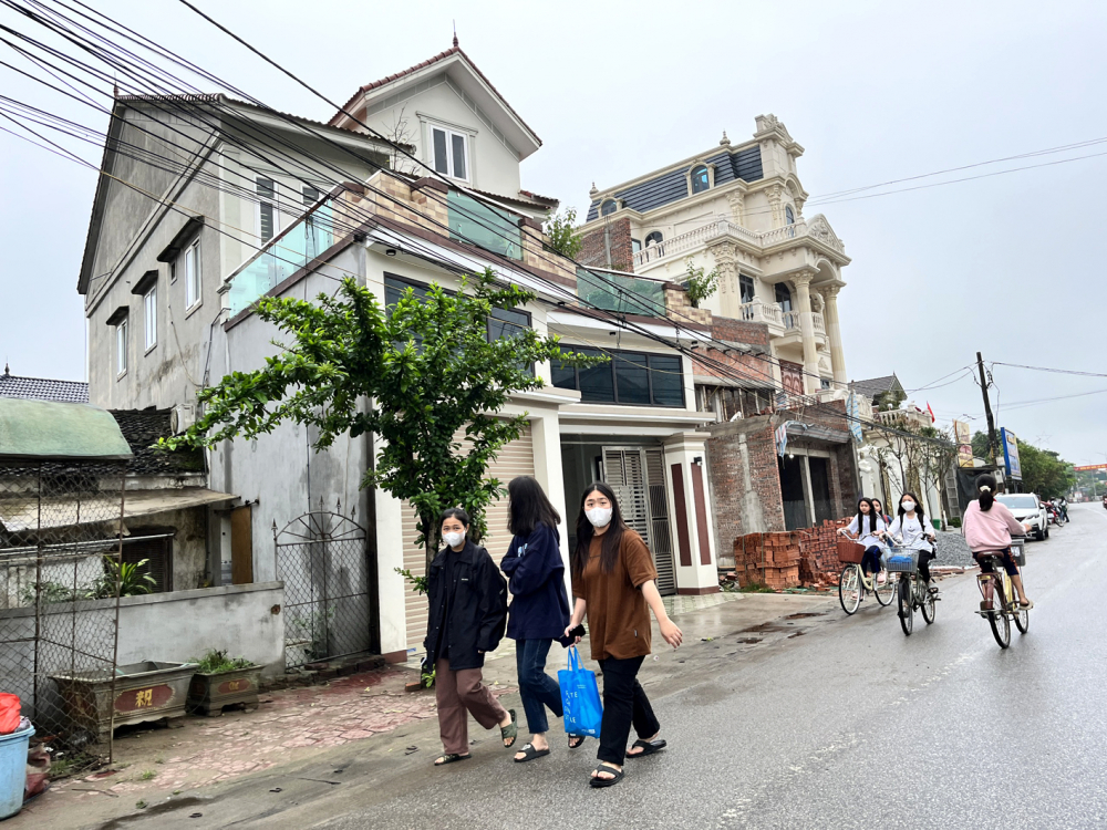 Thôn Đại Đồng, xã Cương Gián mọc lên nhiều ngôi nhà to  nhờ nguồn tiền từ xuất khẩu lao động. Tuy nhiên, ở đây cũng có nhiều câu chuyện bi hài liên quan đến đổ vỡ hôn nhân do đi xuất khẩu lao động - ẢNH: PHAN NGỌC