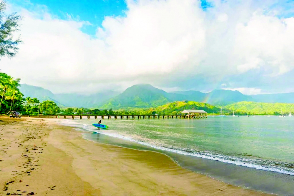 Vịnh Hanalei là địa điểm thu hút du khách thích lướt sóng, chèo thuyền, lướt ván… - Ảnh: Hawaii Magazine