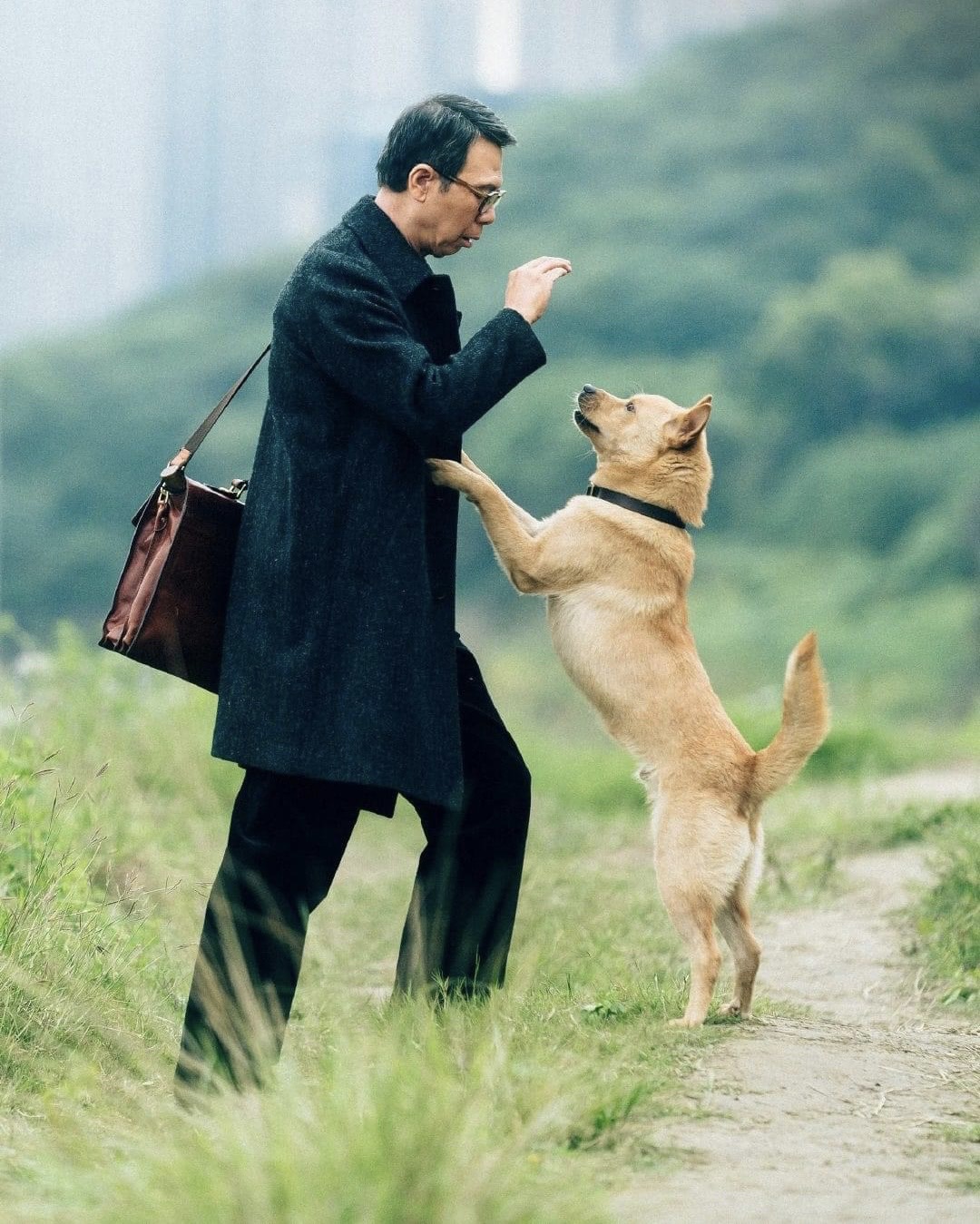 Đạo diễn Phùng Tiểu Cương và chú chó trong phim Trung khuyển bát đồng