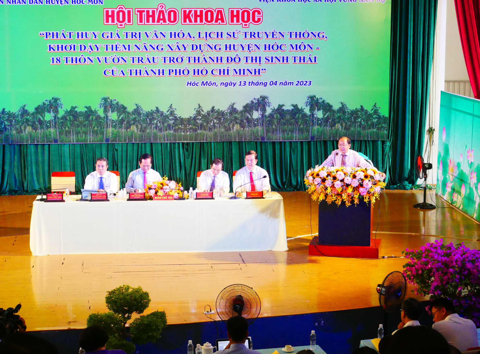 Bà Nguyễn Thị Hồng - nguyên Phó chủ tịch UBND TPHCM phát biểu tại hội thảo