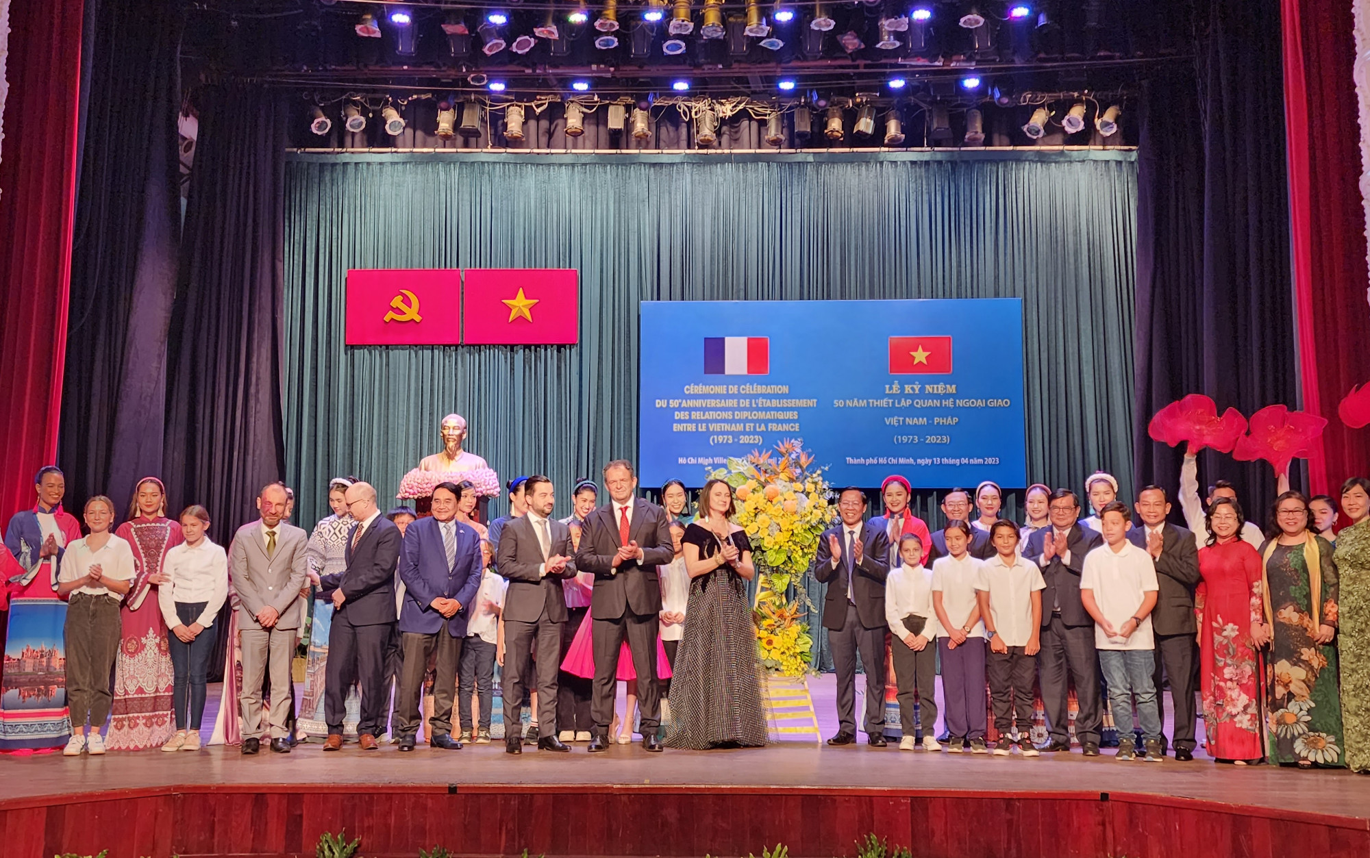 Phái đoàn Tổng Lãnh sự Pháp tại TP HCM cùng các cấp lãnh đạo thành phố  tham dự lễ kỷ niệm 50 năm Ngày thiết lập quan hệ ngoại giao Việt Nam – Pháp (12/4/1973 – 12/4/2023)  tại Nhà hát lớn Thành phố