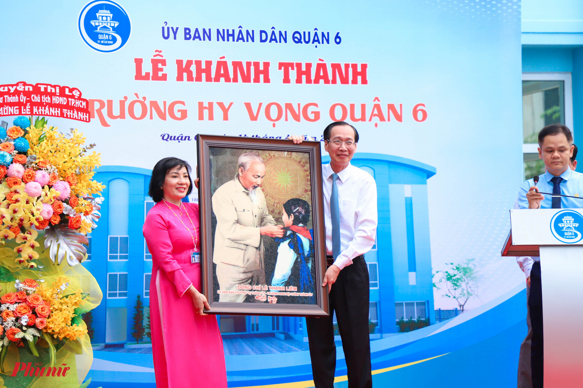 Ông Lê Thanh Liêm - Trưởng ban Nội chính Thành ủy TPHCM tặng