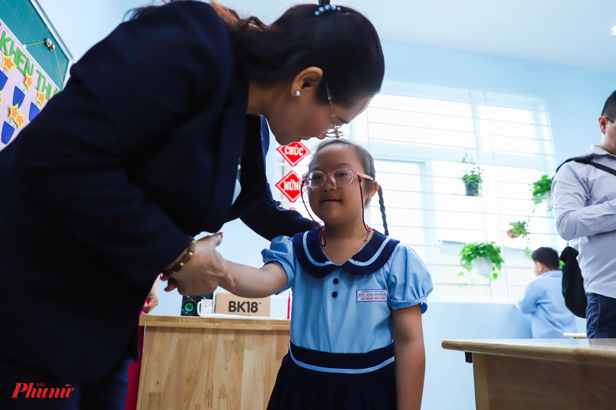 Bà Nguyễn Thị Lệ - Phó Bí thư Thành ủy, Chủ tịch HĐND TP thăm hỏi, căn dặn các cháu cố găng học tập, nghe lời thầy cô