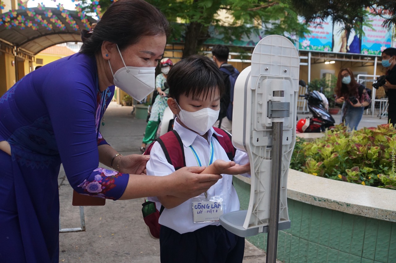 Người dân nên tuân thủ nghiêm việc đeo khẩu trang và rửa tay bằng xà phòng thường xuyên để phòng ngừa COVID-19