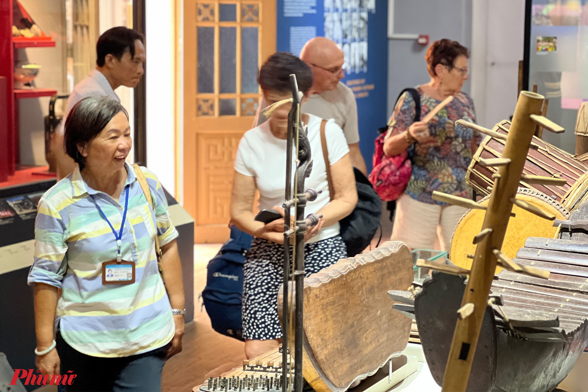 Theo ghi nhận vào sáng 15/4, có rất đông du khách, đặc biệt du khách nước ngoài đến tham quan tại Bảo tàng Lịch sử TPHCM. 