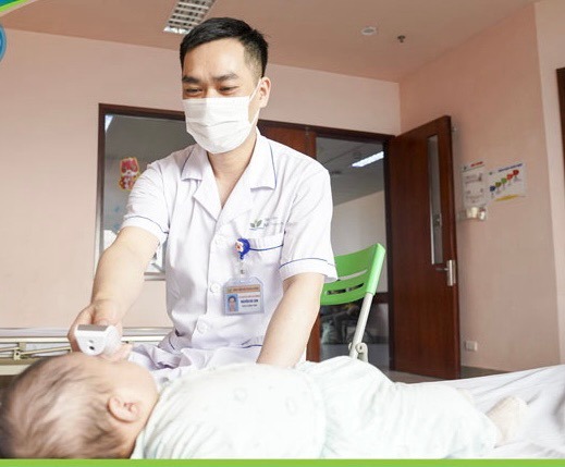 Bé trai 3 tháng tuổi bị nhỏ nhầm thuốc trị mụn cóc vào miệng phải nhập viện cấp cứu