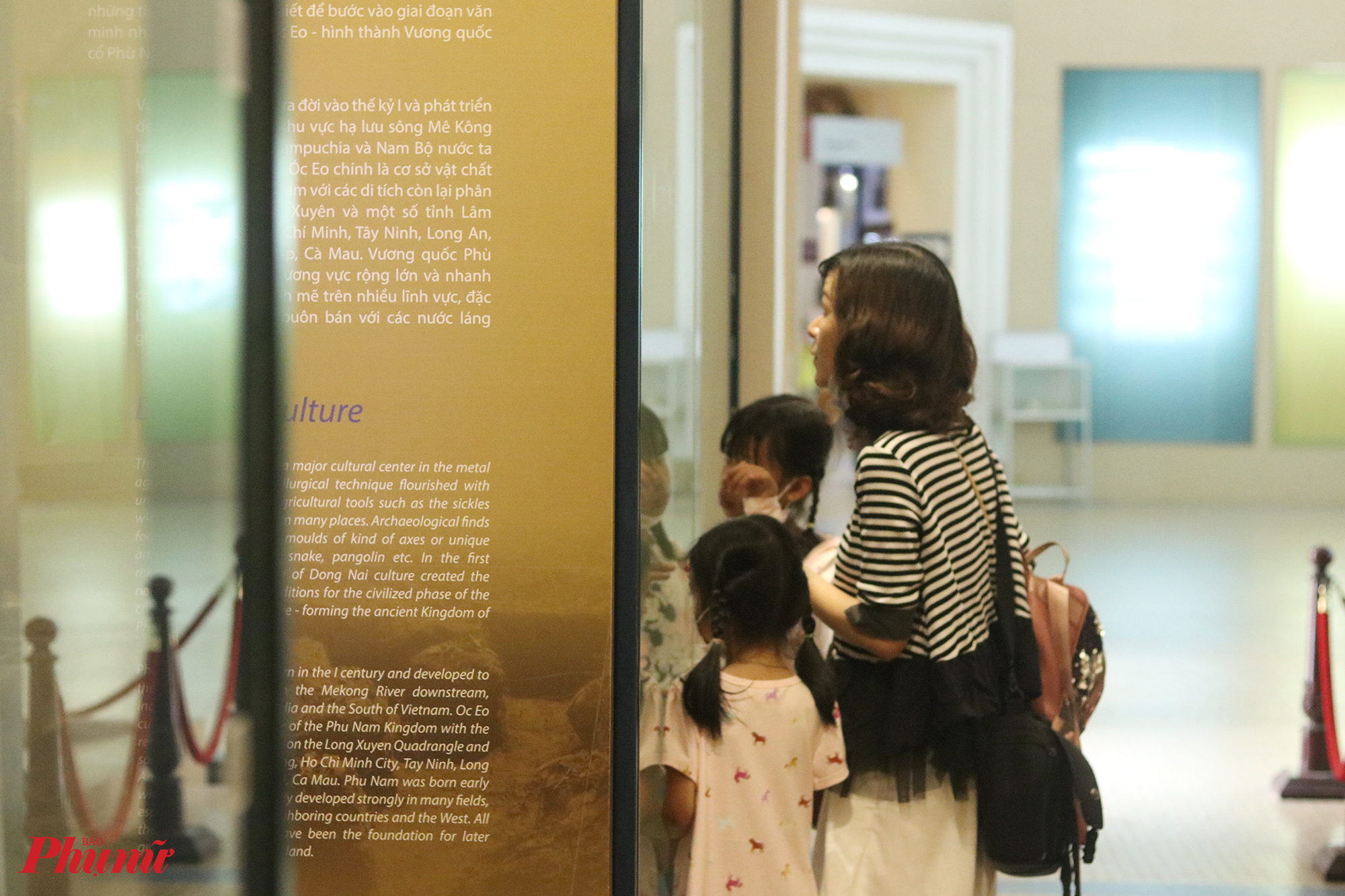 Chị Như (quận 5, TPHCM) cho biết thường dẫn 2 con gái đi tham quan các bảo tàng. Chị đích thân đọc, giải thích cho các con hiểu về hiện vật được trưng bày. Chị nói các con thích tìm hiểu và chị cũng muốn các con có thêm kiến thức, trải nghiệm thông qua việc đi bảo tàng.
