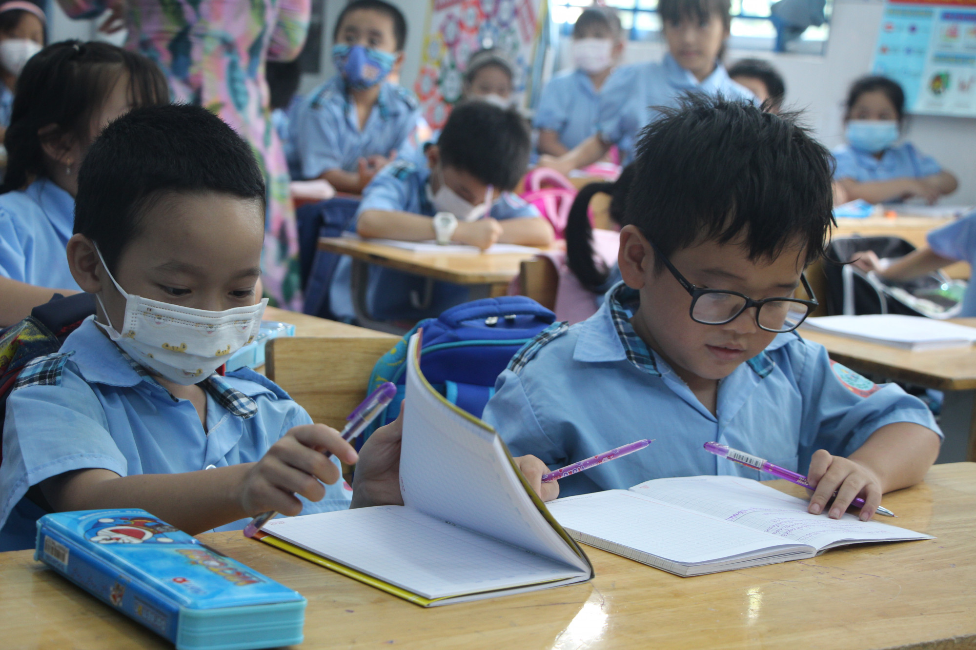 Học sinh tiểu học ở TPHCM ý thức mang khẩu trang trong lớp học để phòng dịch