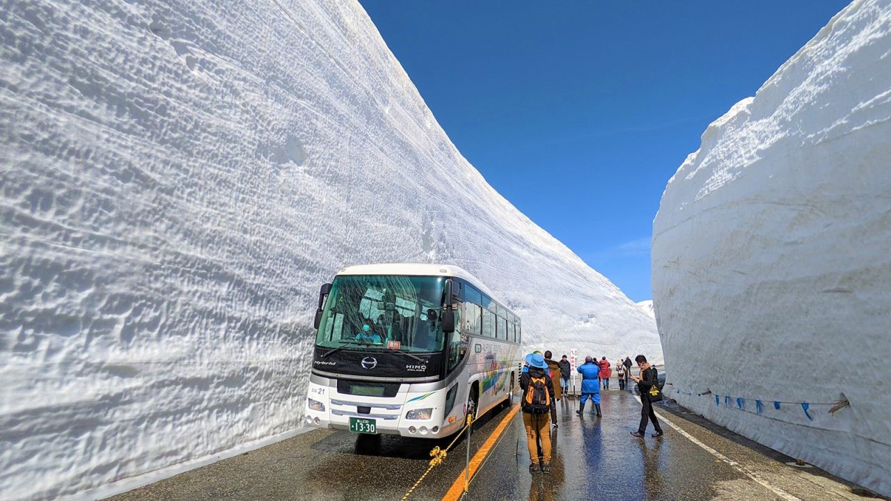 “Yuki no Otani”, hay “Trường Thành Tuyết”, là tuyến đường dài 500 mét, chạy xuyên qua những bức tường tuyết cao chót vót dọc theo cung đường vượt núi Tateyama Kurobe – Ảnh: CNN