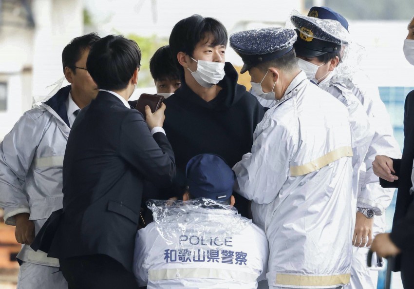 Một người đàn ông bị cảnh sát bắt giữ sau khi ném thứ có vẻ là bom khói vào Thủ tướng Fumio Kishida ở Wakayama vào sáng 15/4