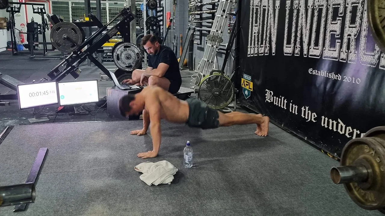 Lucas Helmke được yêu cầu duy trì hình thể hoàn hảo trong khi hoàn thành các động tác chống đẩy tại phòng tập thể dục địa phương của anh ấy ở Brisbane