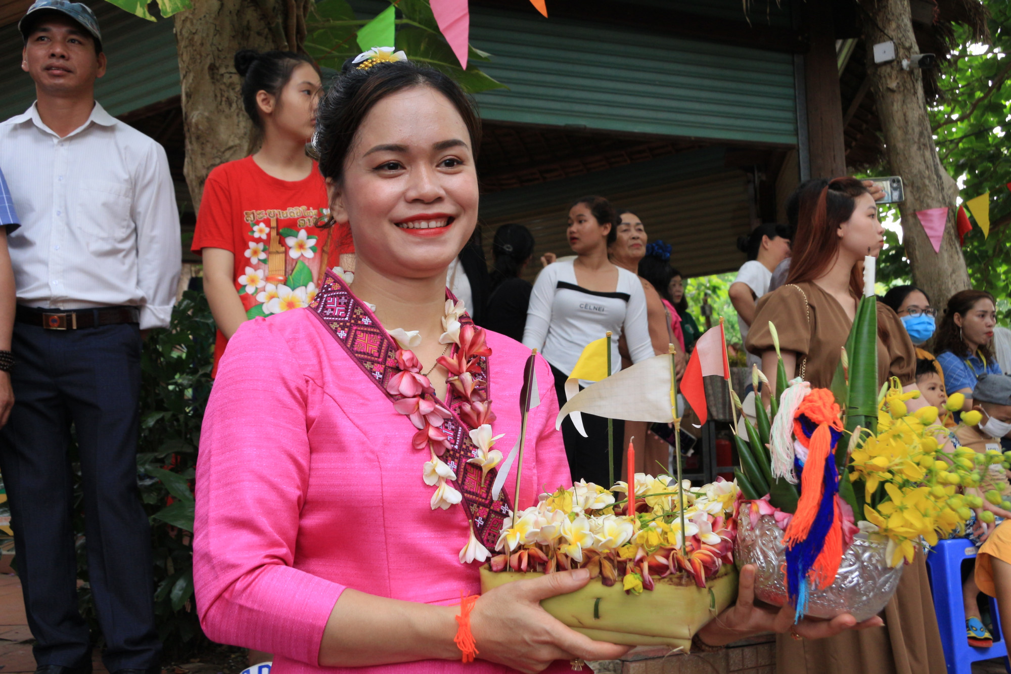 Cô gái người Lào mang đèn hoa đăng đến Tết Bunpimay.